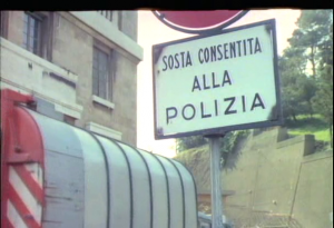 un'efferata azione sta per avere luogo. il camion della spazzatura dissacra, ma rende più bruciante il dileggio dell'autorità costituita